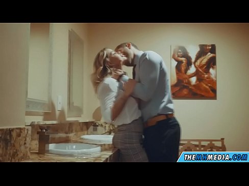 ❤️ جڏهن هڪ busty سنهري اوھان کي هڪ عوامي آرام روم ۾ seduces ❤️  ❤